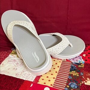 Skechers Women's White Comfort Flip-Flop
NWOT